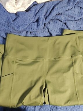 High-Rise Olive Green Women's Active Capri Leggings